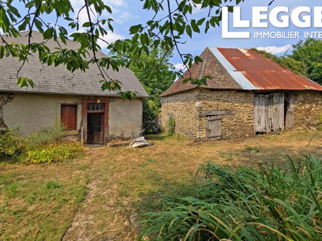 Une ferme de 4 chambres, deux granges et une maisonnette dans un hameau et proche d'un grand lac