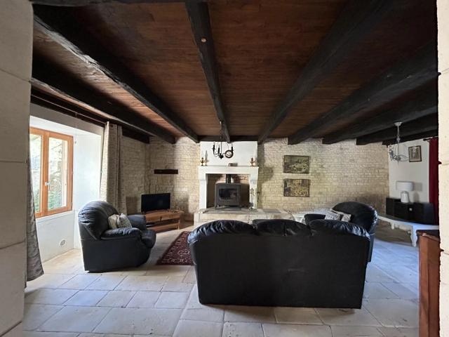 Une ferme de caractère avec annexe/gîte 234m² Limalonges