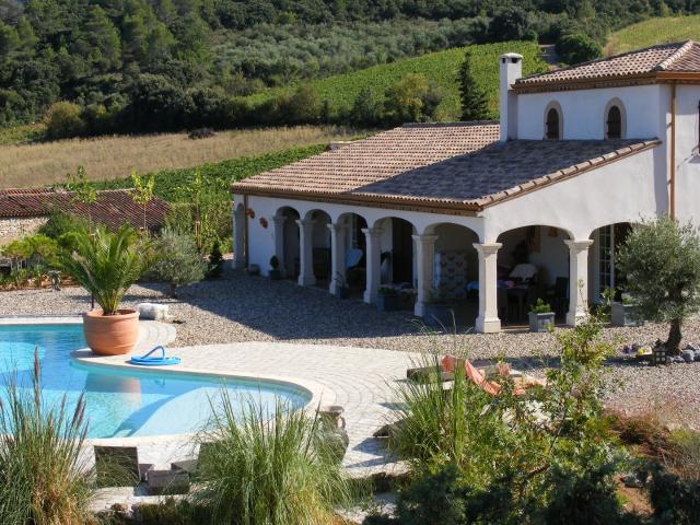 Une hacienda avec une situation privilégiée dans le midi et avec des vues dominantes !
