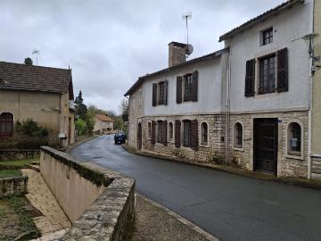Une histoire en deux temps Une propriété spacieuse offrant. 240m² Gouex