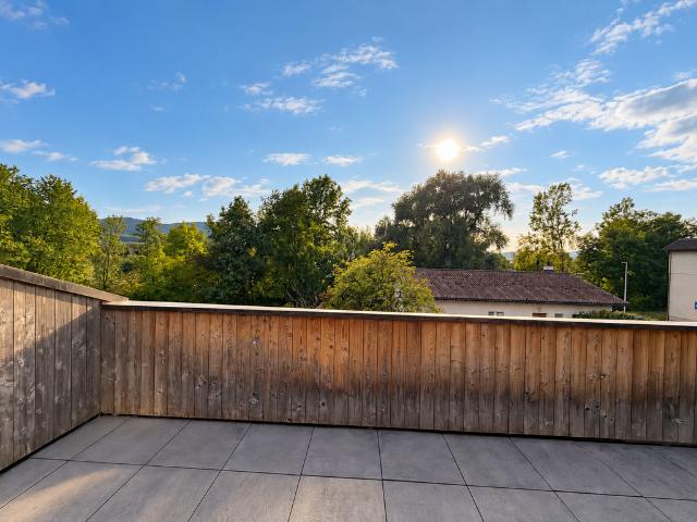 Une immense terrasse avec vue sur la campagne
