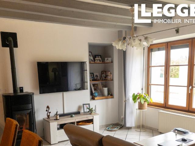 Une Impressionnante maison de campagne en pierre, rénovée, tout confort, piscine, grand jardin, double garage