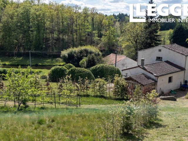 Une jolie maison dans un hameau, 4 chambres, vue sur la rivière, rénovée avec goût, jardin exposé sud