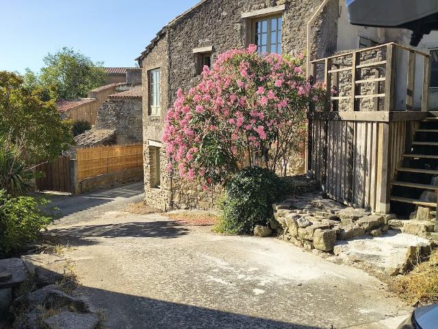 Une jolie maison de village rénovée avec terrasse ensoleillé. 80m² Serviès en Val