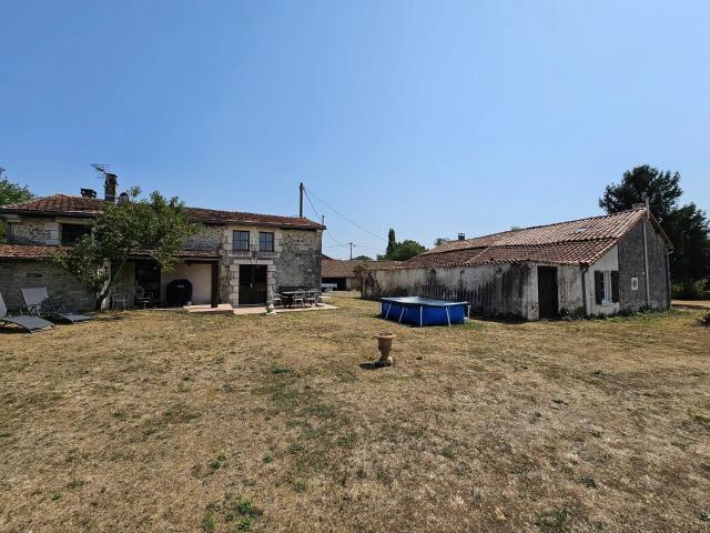 Une opportunité exceptionnelle: deux magnifiques granges jum. 300m² Nieuil