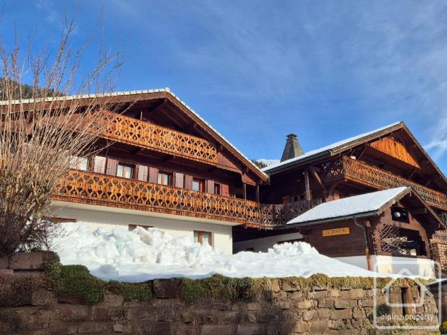 Une opportunité unique d'acquérir deux chalets dans un endroit recherché avec une vue dégagée