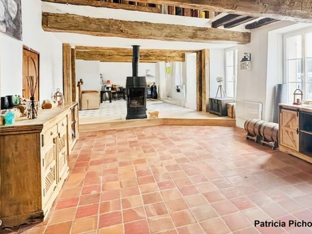 Une longère, mille possibilités pour vos plus beaux projets: 7 chambres, 2 niveaux, piscine