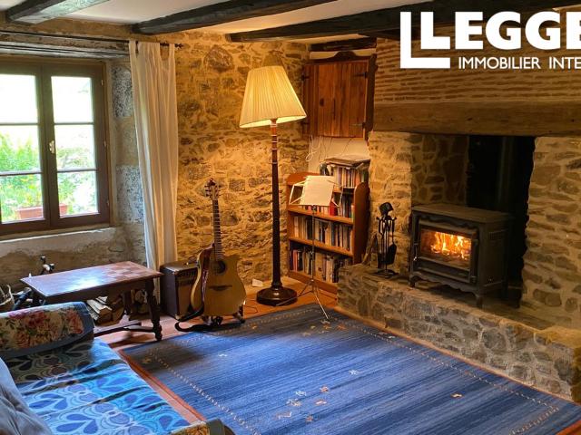SOUS OFFRE Superbe corps de ferme de 4 chambres avec terrain et granges, situé dans un hameau idyllique