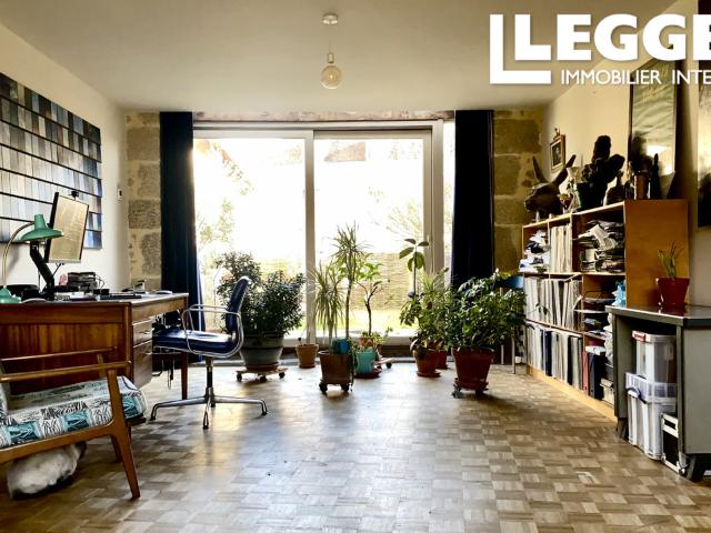 Une magnifique grange rénovée avec des jardins arborés, dans un coin privé d'une ville de marché médiévale
