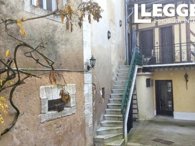 Une belle maison de six chambres au cœur de la ville, cuisine spacieuse, 2 salles de bain, terrasse