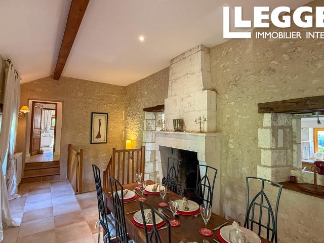 Une magnifique rénovation au style contemporain d'une ferme en grès datant du XVIe siècle