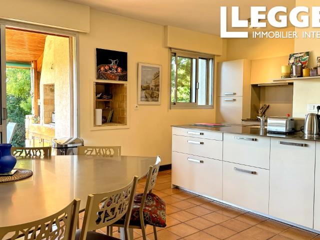 Une maison magnifiquement conçue avec 4 chambres doubles, un studio, une piscine et un jardin de près de 1 Ha