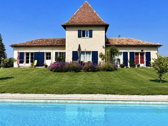 Une maison moderne et élégante avec une vue imprenable 175m² Loubès Bernac