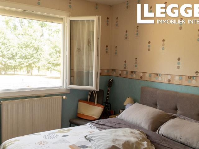 Une maison moderne, offrant de grands espaces, permettant de combiner espace de vie et usage professionnel