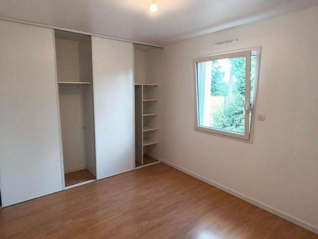 Une maison neuve de plain pied comprenant: Séjour cuisine équipée et aménagée, dégagement, tro.