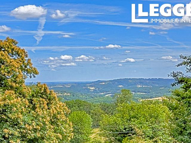 Une maison avec une grande grange, des terrasses, un petit bassin et une vue imprenable à travers les arbres