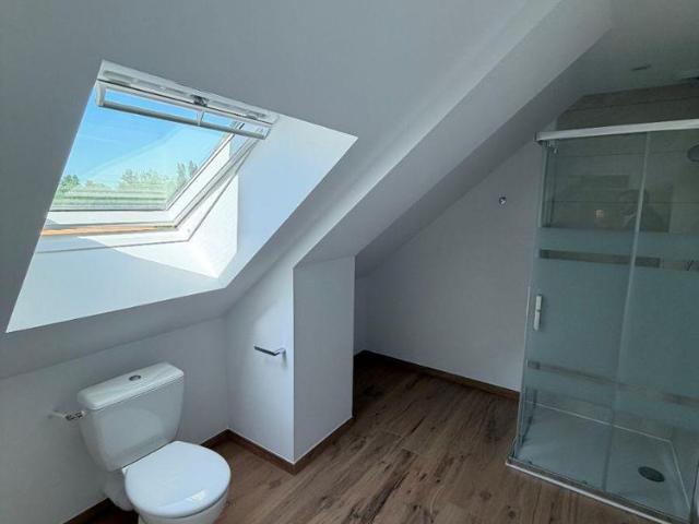 Une maison à usage d'habitation sur sous sol, comprenant: Au sous sol: garage, espace cha.