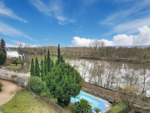 Une Maison Accrochée Au Coteau Avec Piscine & Vue Dominante. 288m² Chinon