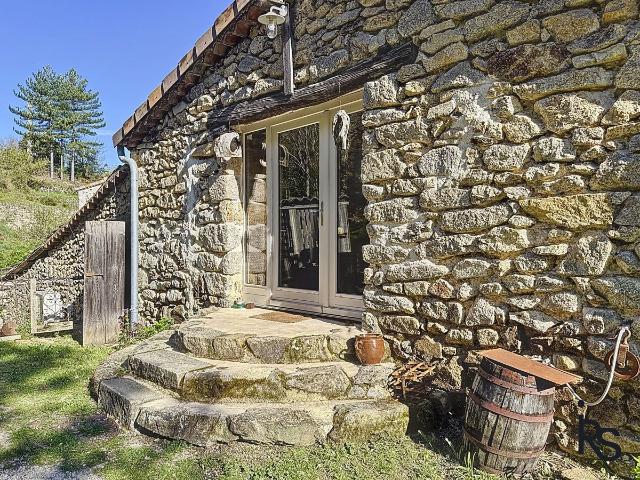 Une maison ardéchoise rénovée de 261 m2 habitables, avec 460. 261m² Rocles