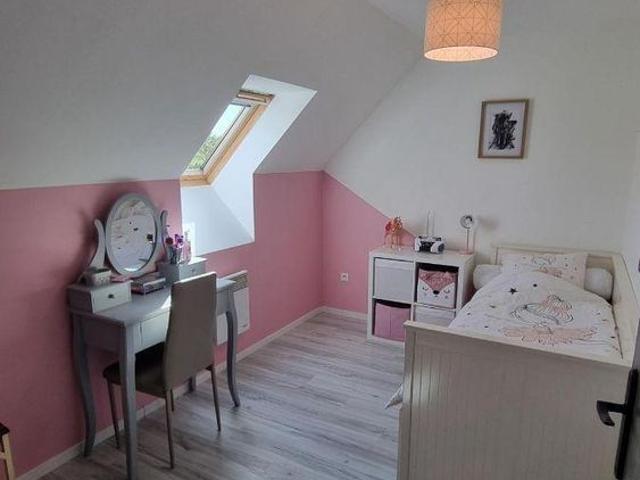 Une maison comprenant: au rez de chaussée: entrée/salon/séjour avec un poêle à bois et cu.
