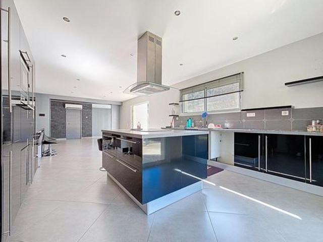 Une maison contemporaine aux volumes généreux, dans un quartier résidentiel recherché, avec piscine et prestations modernes