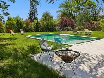 Une maison contemporaine avec piscine