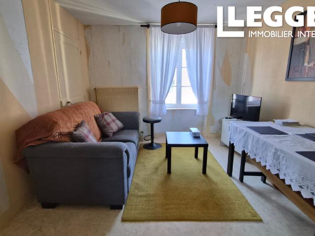 Une maison de bourg en pierres, idéale pour les vacances. Tous commerces à pied