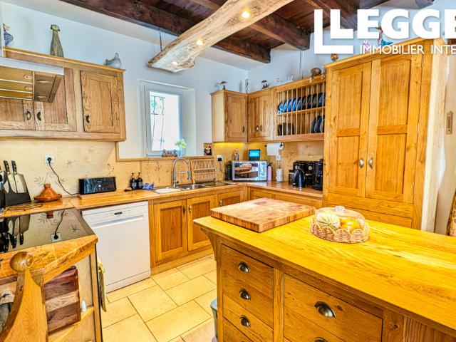 Une maison de caractère, 3 gîtes d'hôtes et un parc au bord de la rivière à deux pas