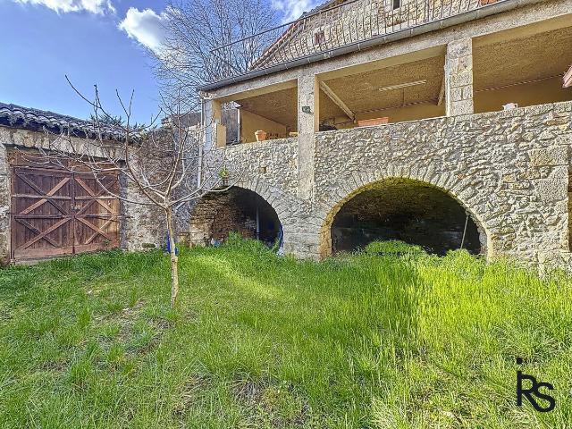Une maison de caractère de 187 m2 habitables avec 230 m2 de. 180m² Joannas