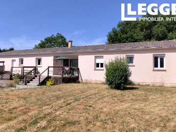 Une maison de plain pied élégante et indépendante, construite en 2006, située sur un terrain d’environ 1.6 ha