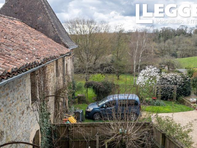 Une maison de village à rénover, 4 chambres avec cour et petit jardin. Deuxième maison avec grange et garage