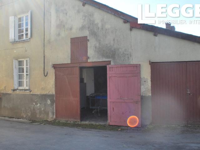 Une maison de village de 2/3 chambres à rafraîchir avec jardin attenant et garage
