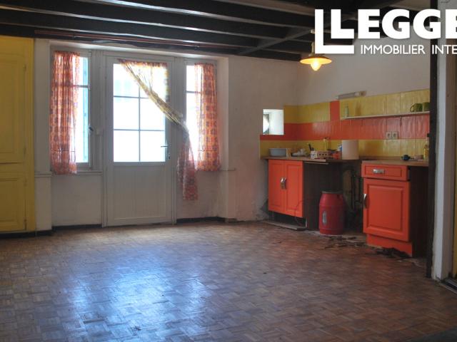 Une maison de village de deux chambres avec petit jardin attenant, située au centre du Bussière Poitevine
