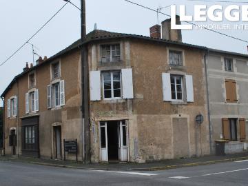 Une maison de ville de deux chambres sans jardin dans le centre de cette ville populaire