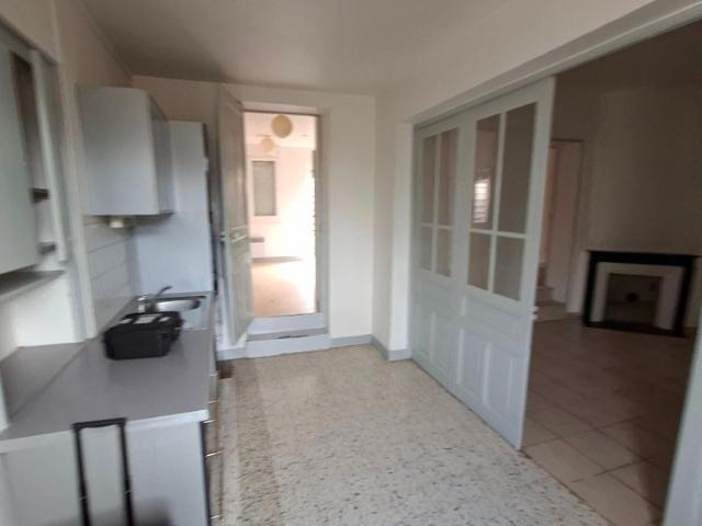 Une maison de ville de plein pied avec une chambre et une cour