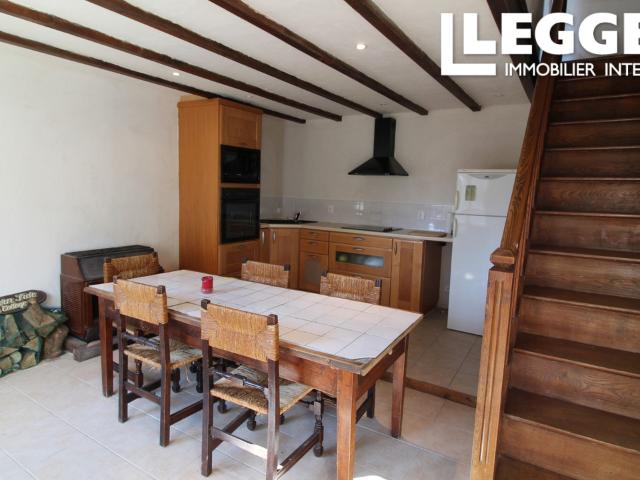 Une maison de 2 chambres avec un garage, 2 granges en pierre avec jardin et terrain à bâtir