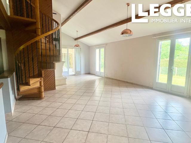 Une maison de 4 chambres avec un appartement et une piscine couverte et chauffée. Un cadre magnifique