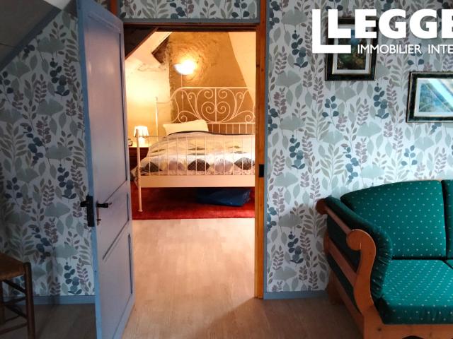 Une maison d'habitation avec cuisine, séjour, bureau, salle de douche, chambre, véranda, cave, dépendances