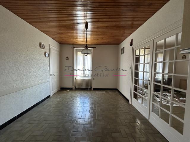 Une maison d'habitation sur deux niveaux avec terrain attenant 42630