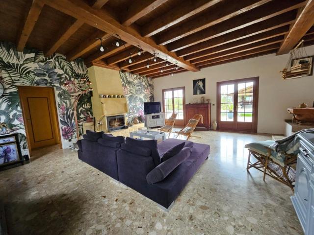 Une maison d'habitation spacieuse avec piscine