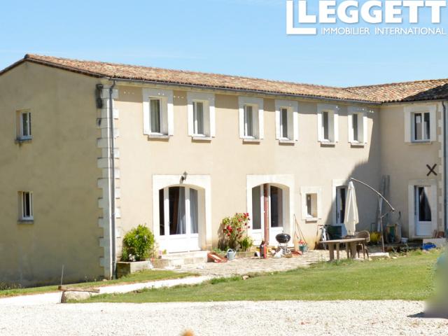 Une maison en copropriété partiellement rénovée dans le parc du Château de Charras. Potentiel 3 chambres et 2