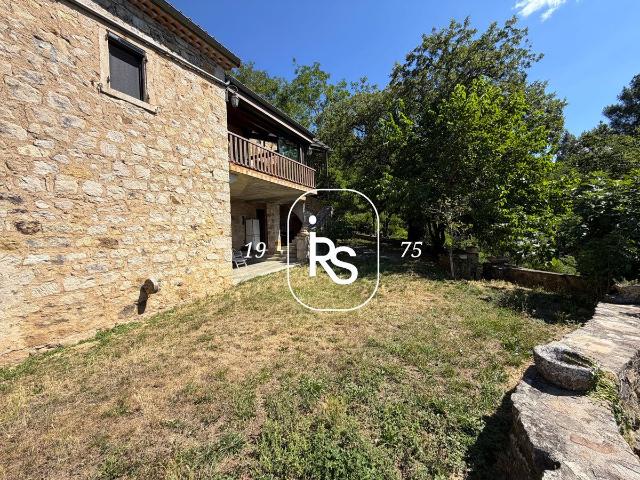 Une maison en pierre de 221 m2 avec 1,83 ha de terrain arbor. 221m² Largentière