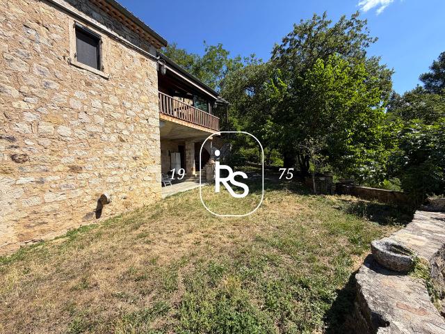 Une maison en pierre de 221 m2 avec 1,83 ha de terrain arboré, une piscine et un accès privé à la rivière