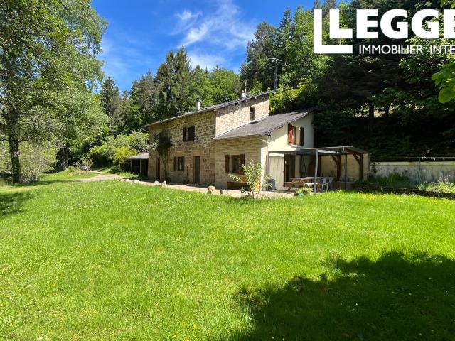 Une maison en pierre de trois chambres située dans un cadre charmant, avec un lac et forêt, au bord riviere