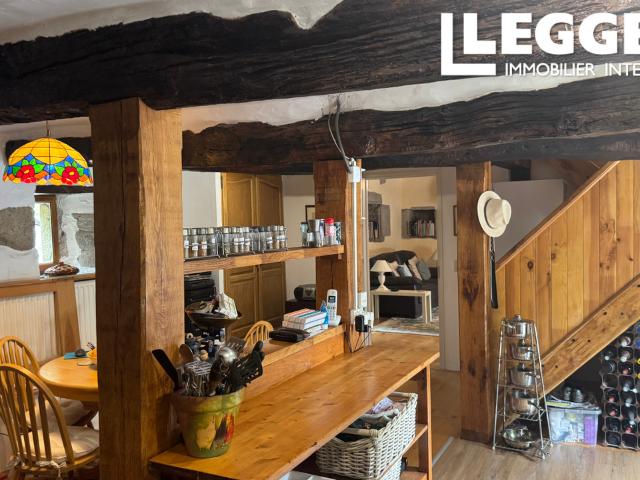 Une maison en pierre de trois chambres située dans un hameau calme, à proximité de Rostrenen et Carhaix