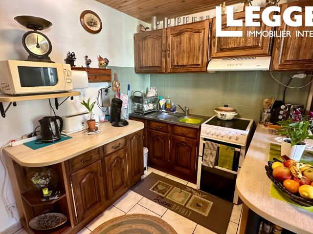 Une maison en pierre de deux chambres avec cuisine ouverte, salle à manger et salon. Plus de trois hectares de
