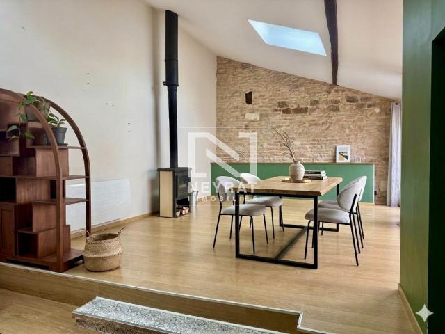 Une maison en pierre pleine de charme, avec sa terrasse suspendue, son jardin intime et ses nombreuses dépendances