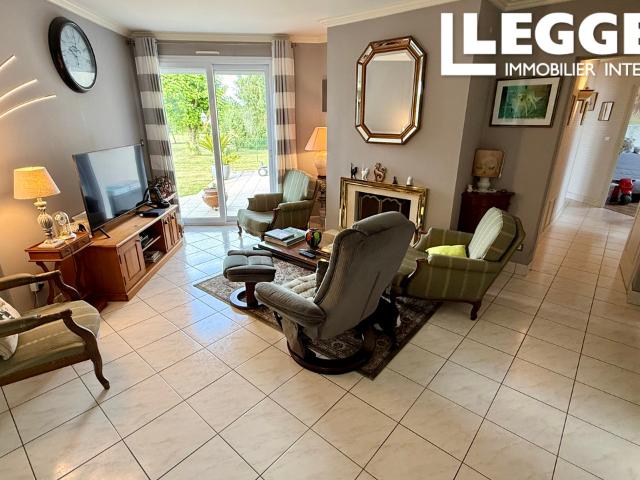 Une maison familiale de 4 chambres, un grand salon/salle à manger, une excellente DPE dans un grand terrain