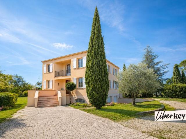 Une Maison Familiale de 236 m² sur 2 700 m² de Terrain Plein. 236m² Manosque