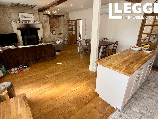Une maison familiale de chambres lits très bien présentée avec une très grande cuisine et salle à manger
